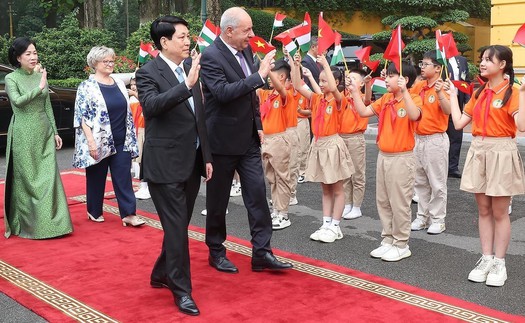 Hình ảnh Chủ tịch nước Lương Cường chủ trì lễ đón chính thức Tổng thống Hungary
