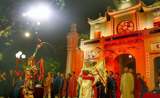 Hình ảnh tour đêm “Tiếng chuông Trấn Vũ - Chạm vào linh thiêng, sống cùng huyền thoại"