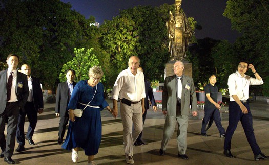 Hình ảnh Tổng thống Hungary đi dạo, ngắm cảnh hồ Hoàn Kiếm