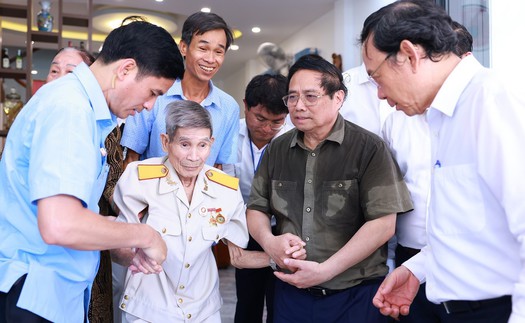 Thủ tướng Phạm Minh Chính thăm gia đình chính sách huyện Côn Đảo