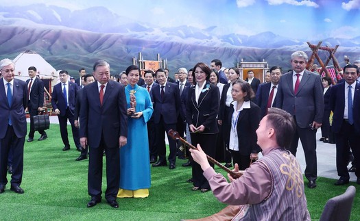 Hình ảnh: Tổng Bí thư Tô Lâm tham quan Làng Văn hoá Dân tộc Kazakhstan