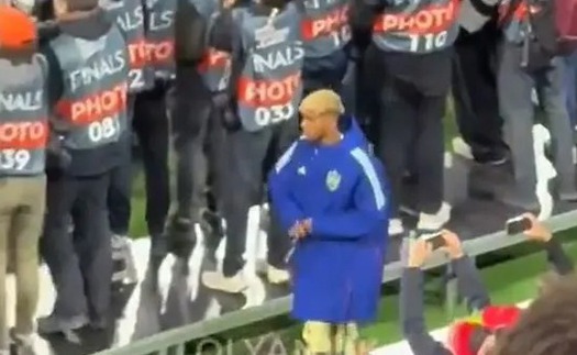 Yamal bị chỉ trích vì hành động trong lúc 'ông chú' Ronaldo nâng cúp cùng ĐT Bồ Đào Nha