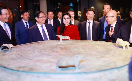 Thủ tướng tham quan Bảo tàng Quai Branly tại Thủ đô Paris, Pháp