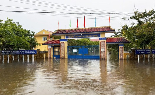 Nhiều nơi ở thành phố Huế bị ngập lụt trong nước lũ