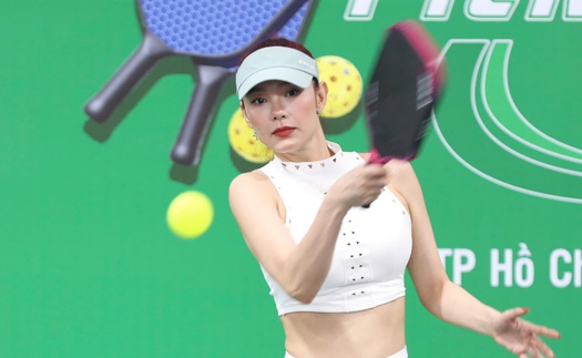 Ca sĩ Minh Hằng thu hút CĐV khi dự giải Pickleball