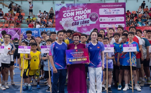 Tượng đài cầu lông Tiến Minh 'tiếp lửa' cho trẻ em khó khăn