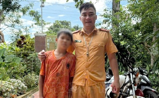 Chiến sĩ Cảnh sát giao thông lao xuống sông chảy xiết cứu nam sinh đuối nước