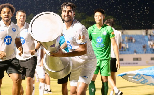 Cầu thủ Nam Định 'nâng cúp’ ăn mừng chức vô địch V-League mùa thứ 2 liên tiếp