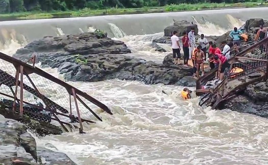 Sập cầu tại điểm du lịch nổi tiếng Ấn Độ, nhiều người thiệt mạng và bị cuốn trôi