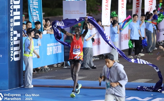 Runner Kenya gây sốc khi vô địch VnExpress Marathon Quy Nhơn với đôi dép xỏ ngón