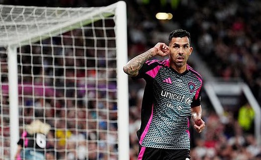 Carlos Tevez ghi 4 bàn, giúp các ngôi sao thế giới ngược dòng ngoạn mục trong ngày trở lại Old Trafford