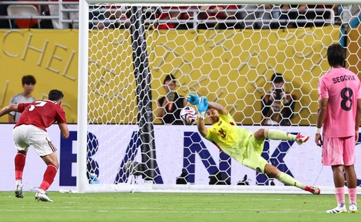 Tiền đạo bị phạt vì đá hỏng phạt đền trước đội bóng của Messi