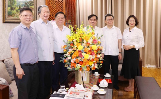 Đồng chí Nguyễn Trọng Nghĩa thăm và chúc mừng các nhà báo lão thành
