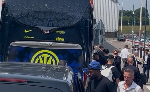 Cảnh tượng khó tin khi Inter Milan về nước: Chỉ đúng một CĐV ra sân bay đón