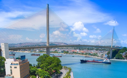 Chấn chỉnh hoạt động bay dù lượn thiếu an toàn tại Bãi Cháy