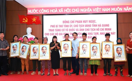 Tặng cờ Tổ quốc, ảnh Bác Hồ tại các xã mới ở vùng cao Hà Giang