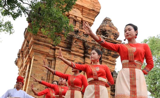 Khi vũ điệu Chăm làm 'sống' lại không gian tháp cổ