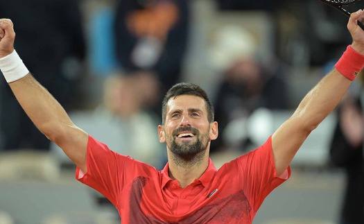 Ngược dòng hạ Zverev, Djokovic đối đầu Sinner ở bán kết Roland Garros 2025