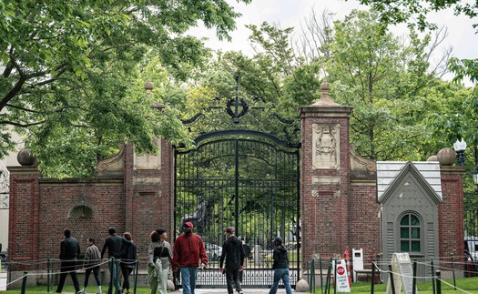 Tổng thống Mỹ ký sắc lệnh hạn chế cấp visa cho sinh viên quốc tế tới Harvard