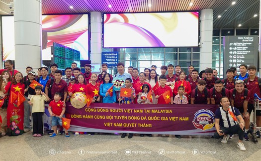 Đến Malaysia, đội tuyển Việt Nam được CĐV chào đón nồng nhiệt