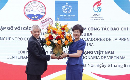 Hội Nhà báo Cuba trao tặng Huy chương Felix Elmusa cao quý dành cho 5 nhà báo Việt Nam