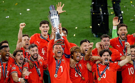 Ronaldo bật khóc khi vô địch ở tuổi 40, ĐT Bồ Đào Nha thắng Tây Ban Nha sau loạt luân lưu kịch tính