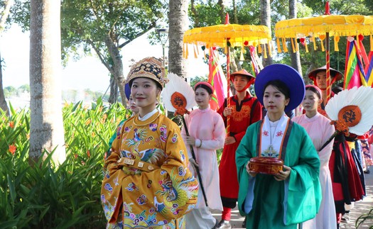 Cố đô Huế rực rỡ sắc màu cổ phục Việt