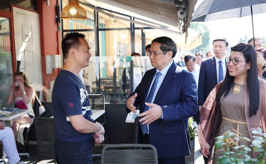 Thủ tướng Phạm Minh Chính thăm gia đình người Việt Nam tại Pháp