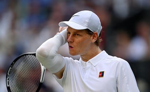 Sinner suýt bị 'vật thể lạ' từ khán giả ném trúng ở chung kết Wimbledon