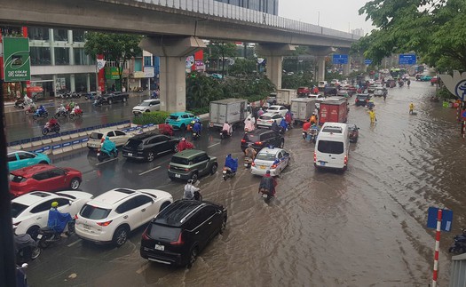 Mưa lớn chiều 14/7, khiến nhiều tuyến phố Hà Nội bị ngập úng