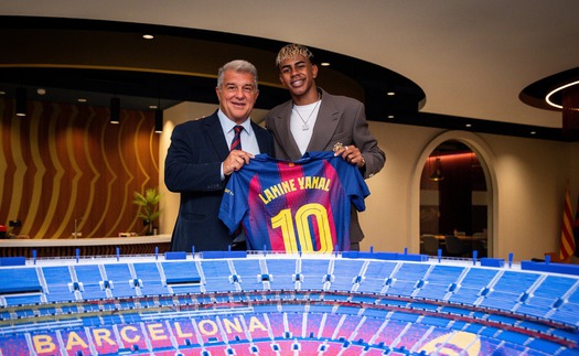 Lamine Yamal chính thức được trao số áo huyền thoại ở Barcelona