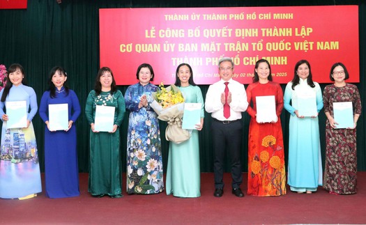 Trao quyết định thành lập cơ quan Ủy ban MTTQ Việt Nam TP. Hồ Chí Minh