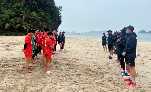 Đội tuyển nữ Việt Nam tranh thủ tập luyện trước khi bão Wipha đổ bộ