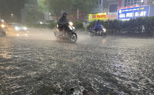Cảnh báo giông sét và cục bộ mưa lớn ở khu vực nội thành Hà Nội