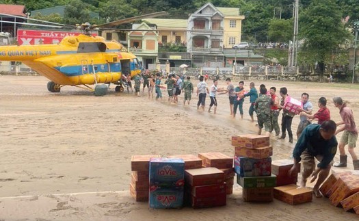 Bộ Quốc phòng huy động trực thăng mang hàng cứu trợ người dân cùng lũ Nghệ An