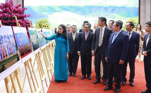 Thủ tướng tham quan trưng bày ảnh của TTXVN về Việt Nam với APEC