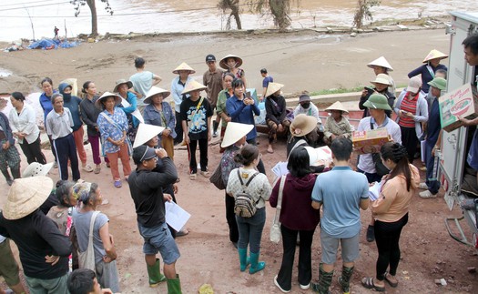 "Tinh thần tương thân tương ái" trong cứu trợ đồng bào lũ lụt miền Tây Nghệ An