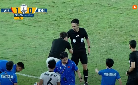 Cận cảnh HLV Kim Sang Sik nhận thẻ vàng và 'vái trọng tài', trợ lý U23 Indonesia dính thẻ đỏ
