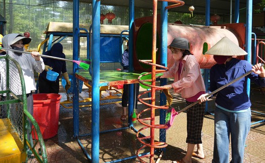 Hình ảnh bộ đội và thầy cô nỗ lực dọn dẹp sau lũ các trường Tây Nghệ An