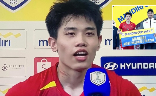 Đình Bắc nhận danh hiệu Cầu thủ hay nhất U23 Đông Nam Á 2025 với cái cổ bị cào xước