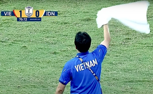 Trợ lý HLV U23 Việt Nam vẫy khăn trắng ở chung kết khiến CĐV Đông Nam Á ngỡ ngàng, sự thật được tiết lộ