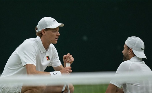 Jannik Sinner lọt tứ kết Wimbledon 2025 đầy may mắn, cộng đồng mạng tiếc nuối cho 'Tiểu Federer'