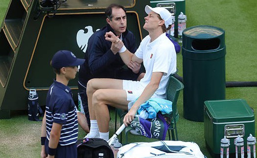 Jannik Sinner rất đau khi giao bóng và đánh thuận tay, đối mặt nguy cơ chia tay Wimbledon 2025 sớm