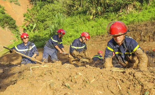 Hình ảnh chiến sĩ ngâm bùn tìm kiếm nạn nhân mất tích do sạt lở đất ở Điện Biên
