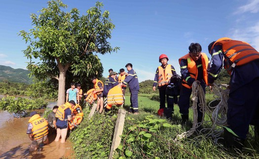 Hình ảnh giải cứu 6 người dân xã Chiềng Khương, Sơn La mắc kẹt trong mưa lũ