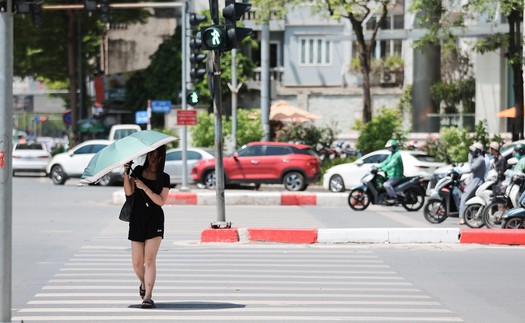Dự báo thời tiết ngày 10/8: Bắc Bộ nắng diện rộng, Nam Bộ cảnh báo mưa đá, lốc, sét
