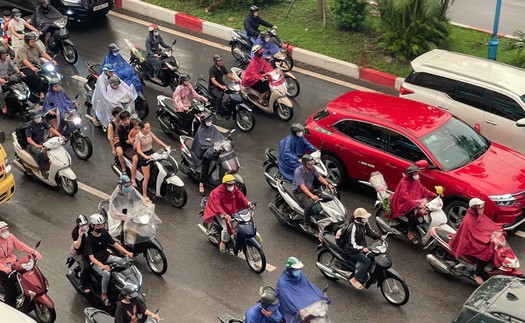 Cảnh báo mưa kèm dông sét ở khu vực nội thành Hà Nội