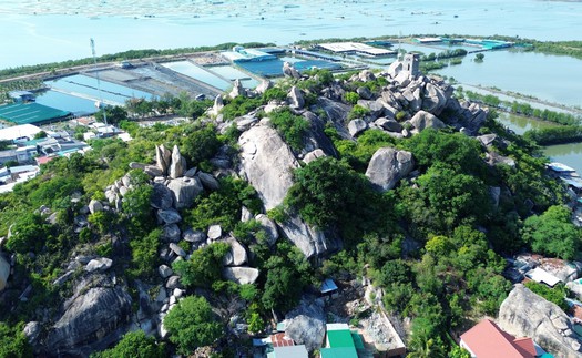 Khám phá vẻ đẹp làng bích họa Hòn Thiên bên bờ đầm Nại