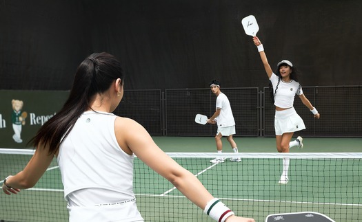 Cô gái gây bão mạng với bí kíp để không cãi lộn với chồng trên sân pickleball