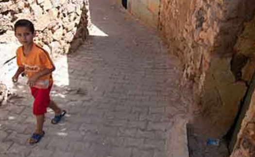 Cuộc sống bình yên ở ngôi làng “Người sống dưới người chết”